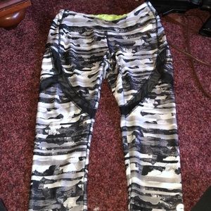 Patterned spandex leggings with mesh sides